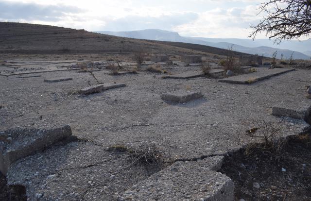 Bin 200 metre rakımdaki betonla kapatılan petrol kuyuları şaşırtıyor