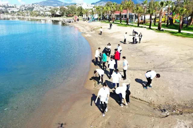 Bodrum'da deniz pırıl pırıl oldu... Dalgıçlar denizin dibinden yaklaşık 1 ton katı atık çıkardı