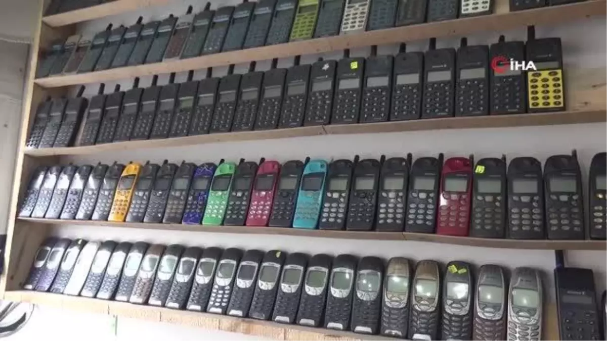 Bu dükkanda akıllı telefona yer yok... Hobi olarak başladığı nostaljik telefon tamirinde taleplere yetişemiyor