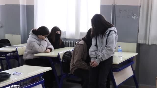 Devrilen öğrenci servisinde hayatını kaybeden Sibel Şahin'in okulunda yas var