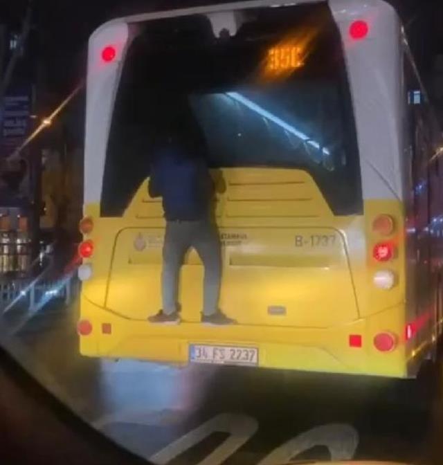 Hayrete düşüren görüntü! İETT otobüsünün arkasına asılarak yolculuk yaptı