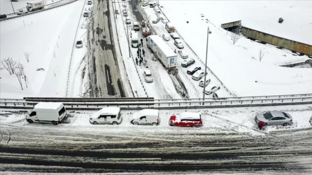 Meteoroloji'nin ihtarları sonrası İstanbul'da kar alarmı! Acil toplantı yapıldı, THY sefer iptallerine başladı
