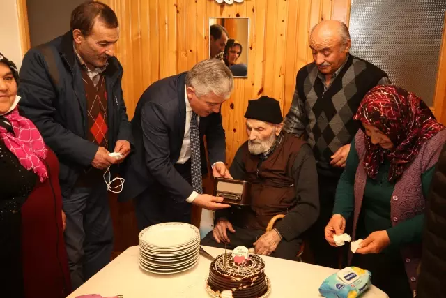 Ordulu asırlık dede 113'üncü yaşını pasta keserek kutladı