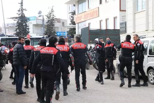 Polisin dur ihtarında bulunduğu şüpheliler ateş açtı! 1 polis şehit düştü, 1 polis ağır yaralandı Polisin dur ihtarında bulunduğu şüpheliler ateş açtı! 1 polis şehit düştü, 1 polis ağır yaralandı