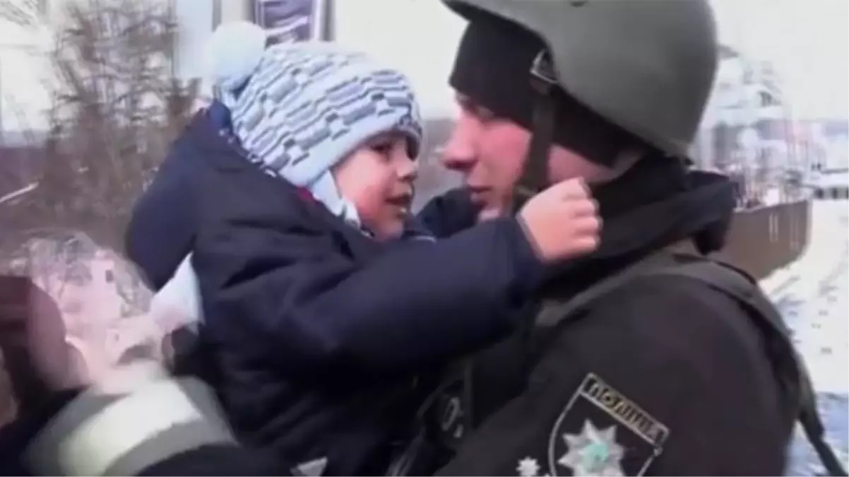 Savaşın en acı yüzü! Cephedeki babasından ayrılmak istemeyen Ukraynalı çocuğun vedası yürek burktu
