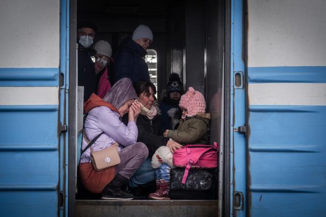 Savaşın en acı yüzü! Cephedeki babasından ayrılmak istemeyen Ukraynalı çocuğun vedası yürek burktu