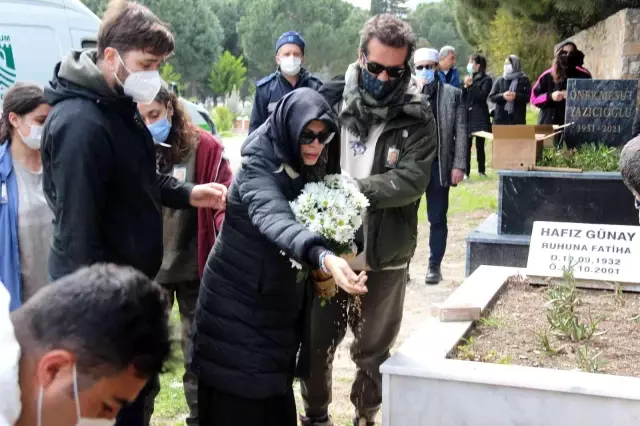 Seray Sever, gözyaşları içerisinde babasına veda etti