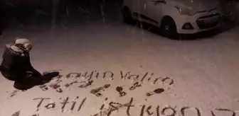 Karlı zemine yazılan tatil mesajına Vali kayıtsız kalmadı: Öğrencilerimizi kırmayalım o zaman