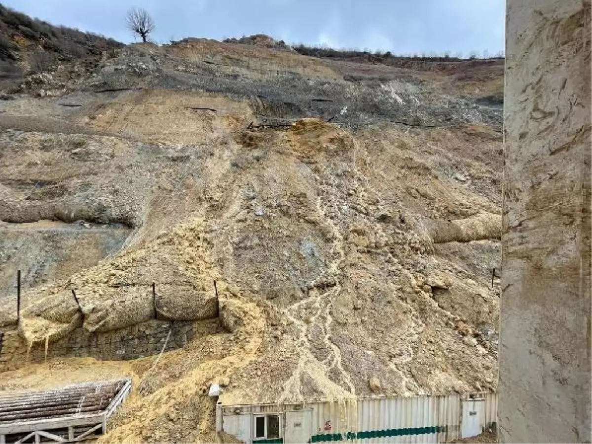 Batman'da sağanak sonrası kayan çamur sondaj kuyusunun alanını doldurdu