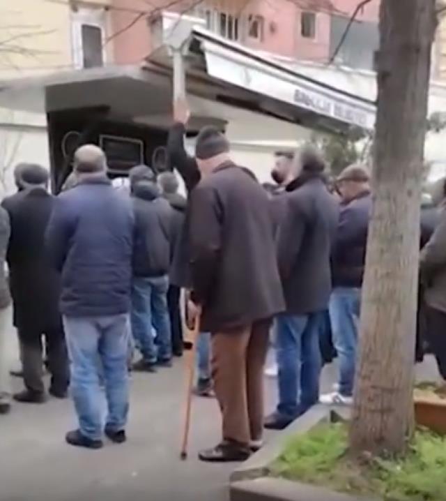 Cenazede tabutun önüne fırlayıp 'Hakkımı helal etmiyorum' dedi, cemaat dondu kaldı