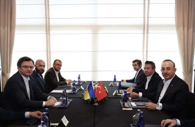 Dünyanın gözü Türkiye'de! Dev tepe öncesi Bakan Çavuşoğlu, Rus ve Ukraynalı mevkidaşlarıyla görüştü