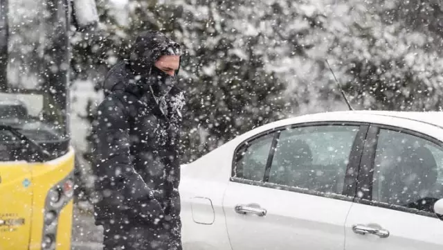 İstanbul'da günlerce sürecek kar yağışı başladı! Uyarılar art arda geliyor