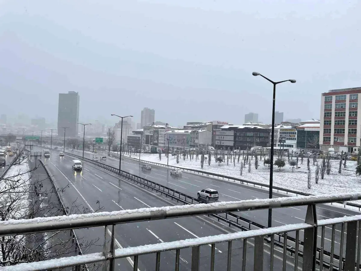 İstanbul'da kar yağışı aralıklarla etkisini sürdürüyor