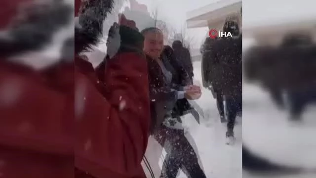 Kar tatili haberi geldi: Okuldaki yüzlerce öğrenci halay çekti, kartopu oynadı