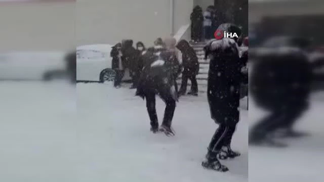 Kar tatili haberi geldi: Okuldaki yüzlerce öğrenci halay çekti, kartopu oynadı