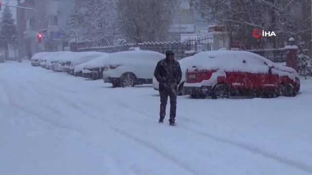 Kars beyaza büründü... 132 köy yolu ulaşıma kapandı, okullar tatil edildi