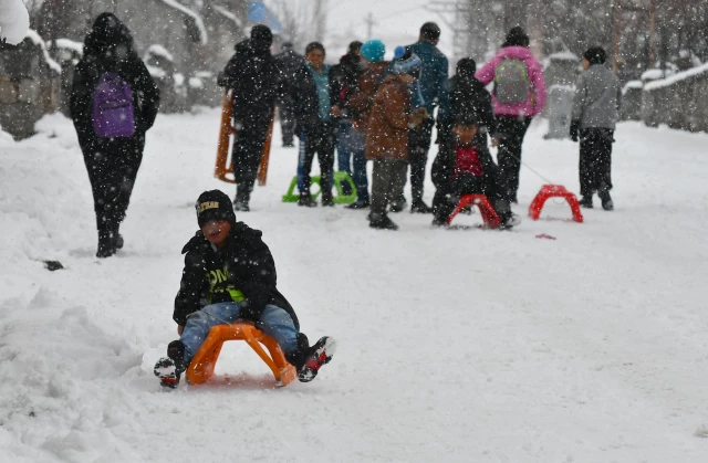 Kars'ta kar tatilini fırsat bilen çocuklar kızakla kayıp kar topu oynadı