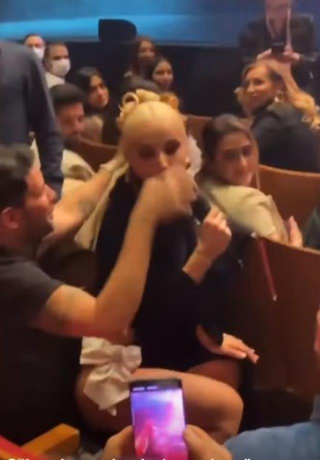 Lolipoplu kapağı olay yaratan Gülşen, bu sefer de sakızlı fotoğrafını paylaştı Lolipoplu kapağı olay yaratan Gülşen, bu sefer de sakızlı fotoğrafını paylaştı