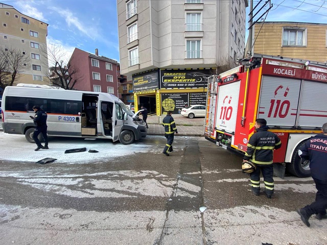 park halindeki servis aracinin motor kisminda 2 14786560 o