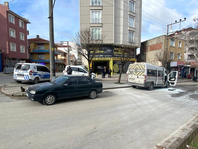 park halindeki servis aracinin motor kisminda 4 14786560 o