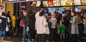 Rusya'da McDonald's'ın kapanma kararı üzüntüyle karşılandı, hamburgerler karaborsaya düştü