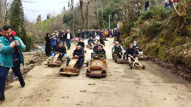 Sanatçı Alişan Rize'de tahta otomobil yarışına katıldı