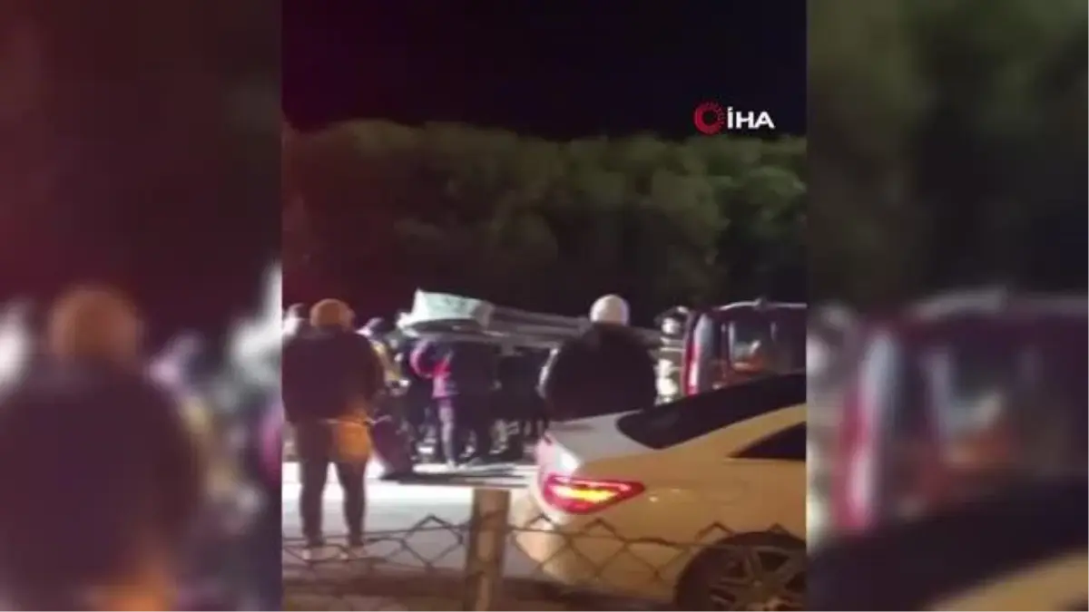 Sürücü direksiyon hakimiyetini kaybetti, refüj demirleri otomobile saplandı