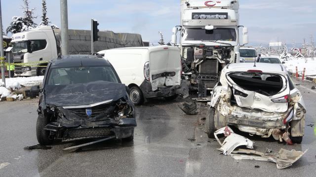 Tır 7 aracı biçti! Kazada annesini kaybeden acılı adam sinir krizi geçirdi