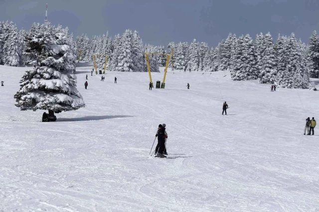 Uludağ'da güneşli havada kayak keyfi