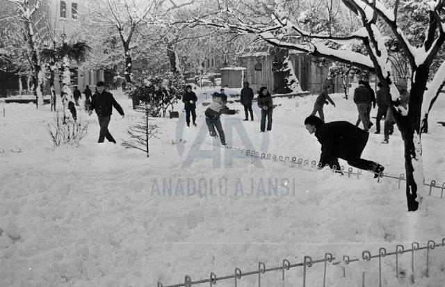 1987'de İstanbul'a yağan kar nasıldı? (FOTOĞRAFLI) İstanbul'a 1987'de yağan kar görüntüleri!