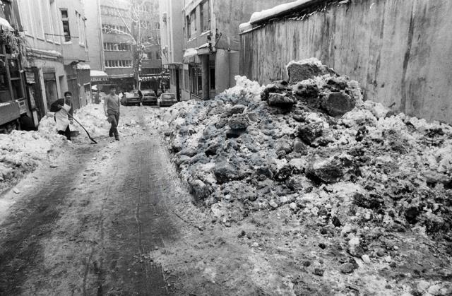1987'de İstanbul'a yağan kar nasıldı? (FOTOĞRAFLI) İstanbul'a 1987'de yağan kar görüntüleri!