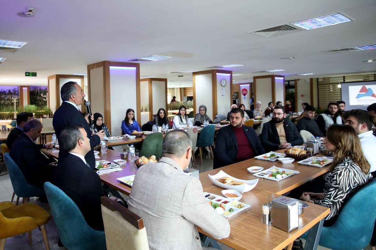 AİÇÜ Rektörü Prof. Dr. KARABULUT, Öğrenci Kulüp Temsilcileri ile bir araya geldi