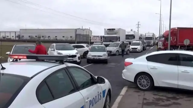 Aksaray'da olumsuz hava koşulları yolları kapattı