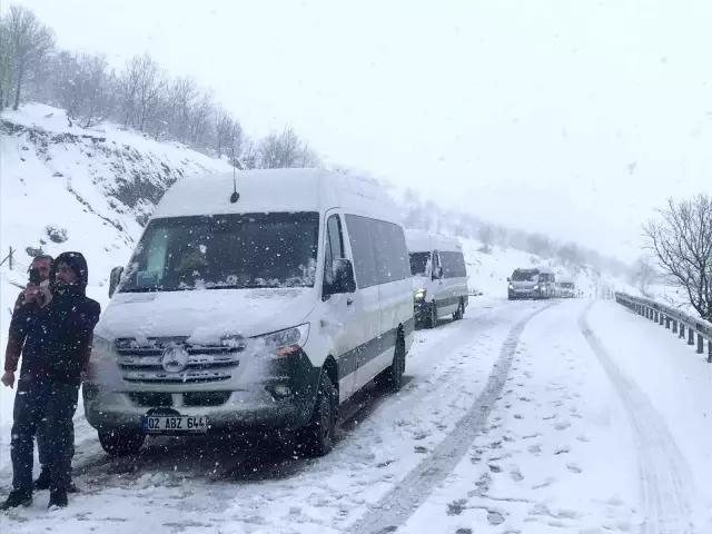 Araçlar karlı yolda mahsur kaldı