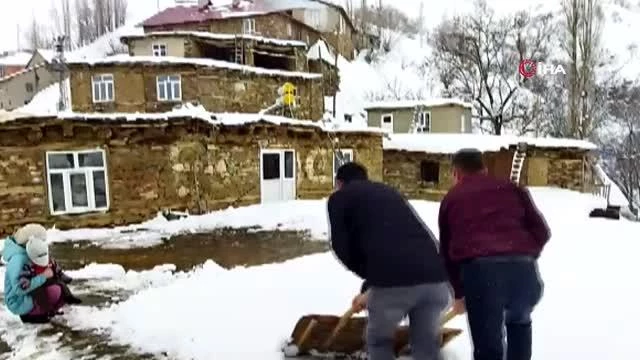 Bahçesaray'da kar yağışı... Çatbayır Mahallesinde kar kalınlığı 50 santime ulaştı