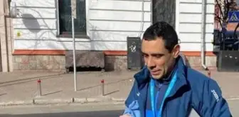 Türkiye'nin Kiev Büyükelçiliği güvenlik nedeniyle taşındı, herkes personelin elinde tuttuğu portreye odaklandı