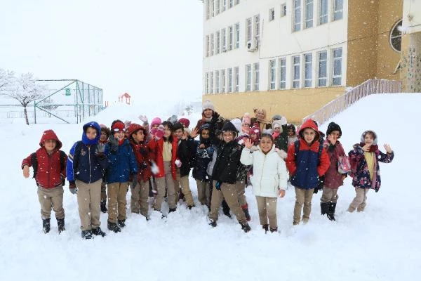 Hakkari'de kar yağışı; okullar tatil edildi, 84 yerleşim yerinin yolu kapandı