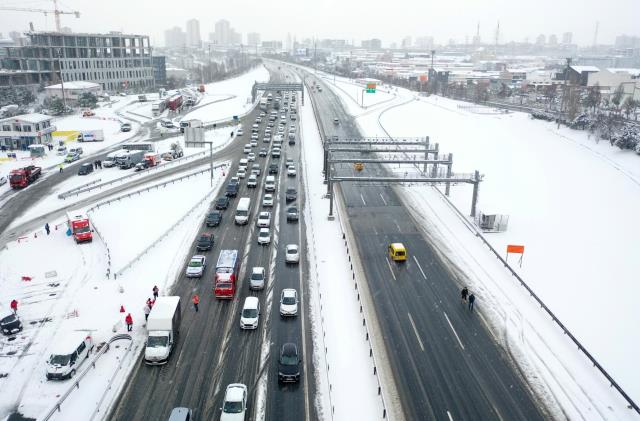 İBB Başkanı İmamoğlu'ndan vatandaşlara uyarı: En yoğun kar yağışı cumartesi olacak, evinizde kalın