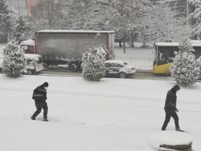 İBB Başkanı İmamoğlu'ndan vatandaşlara uyarı: En yoğun kar yağışı cumartesi olacak, evinizde kalın
