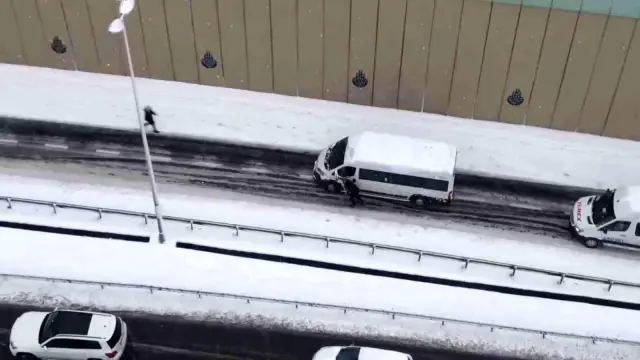 İstanbul'da trafiği kilitleyenler, kar lastiksiz yola çıkan ticari araçlar oldu