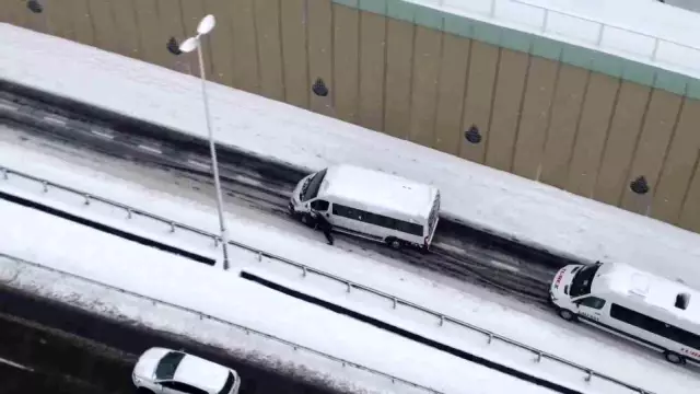 İstanbul'da trafiği kilitleyenler, kar lastiksiz yola çıkan ticari araçlar oldu