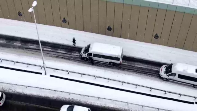 İstanbul'da trafiği kilitleyenler, kar lastiksiz yola çıkan ticari araçlar oldu