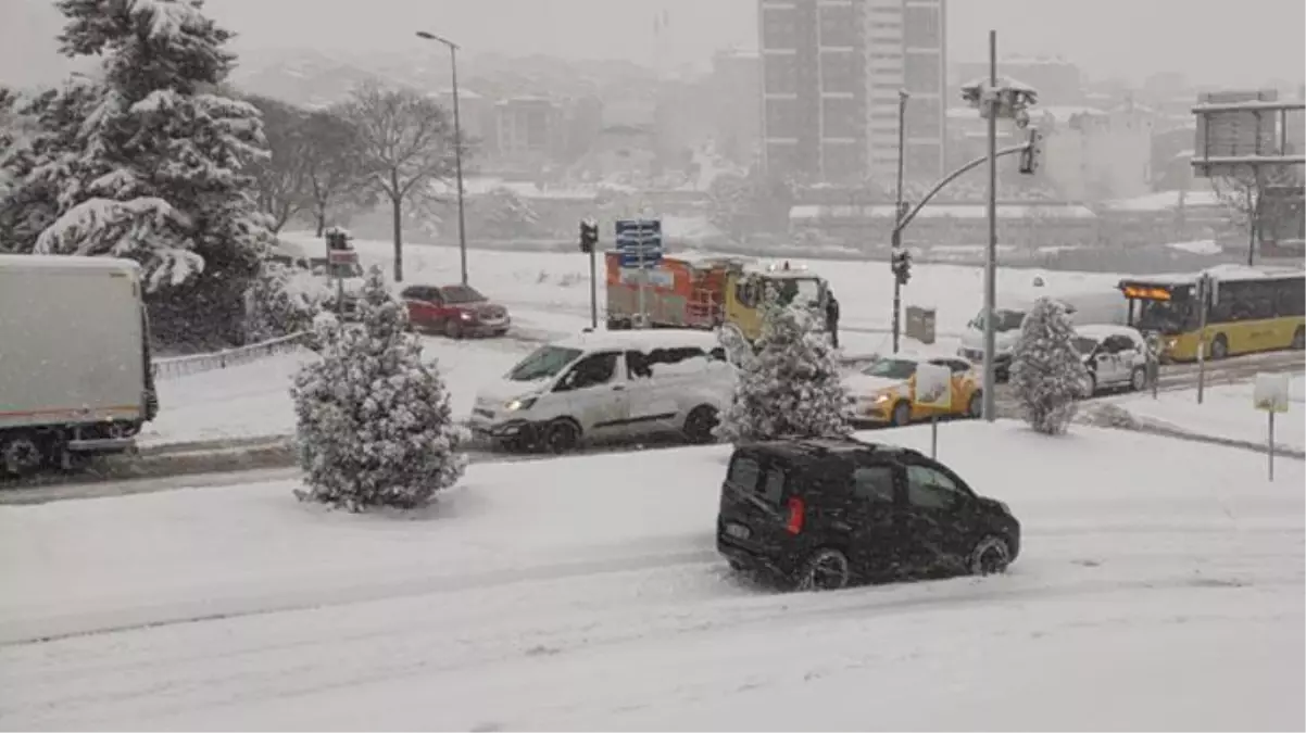 İstanbul karlar altında! Gece yarısı bastıran yağış Megakent'i beyaza bürüdü