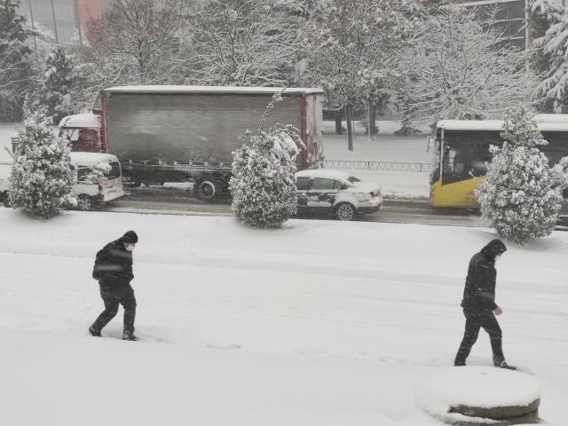 İstanbul karlar altında! Gece yarısı bastıran yağış Megakent'i beyaza bürüdü
