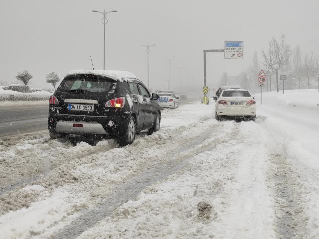 İstanbul karlar altında! Gece yarısı bastıran yağış Megakent'i beyaza bürüdü