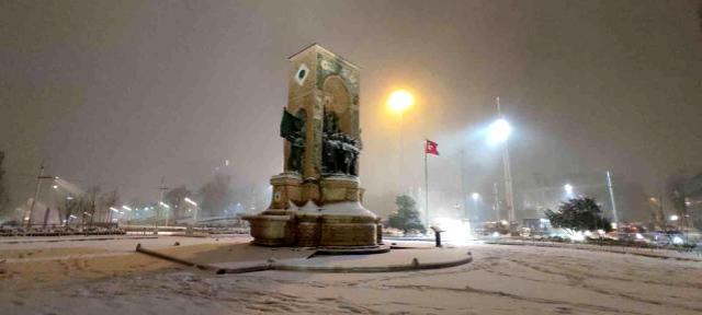 İstanbul karlar altında! Gece yarısı bastıran yağış Megakent'i beyaza bürüdü