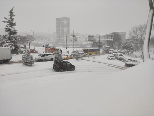 İstanbul karlar altında! Gece yarısı bastıran yağış Megakent'i beyaza bürüdü