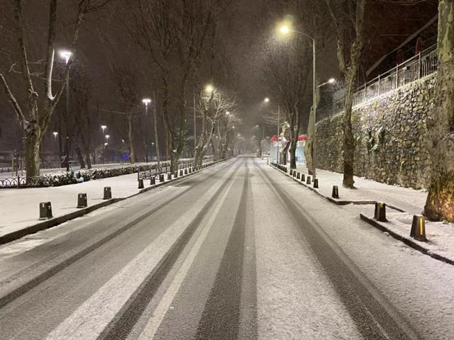 İstanbul karlar altında! Gece yarısı bastıran yağış megakenti beyaza bürüdü