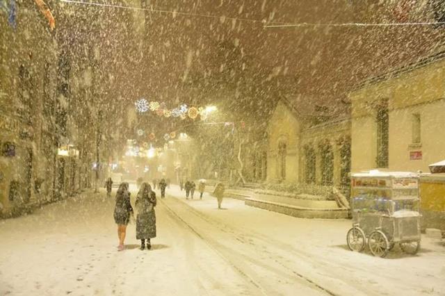 İstanbul karlar altında! Gece yarısı bastıran yağış Megakent'i beyaza bürüdü