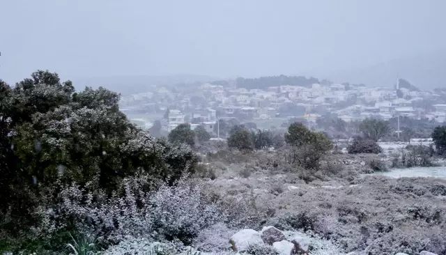 İZMİR- Çeşme ilçesinde kar yağışı (2)